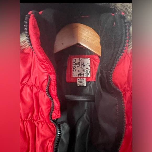 Girls red winter coat Size 5/6 - Picture 2 of 3